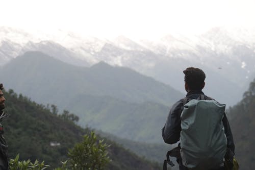 跨山灰色背包的男人 · 免费素材图片