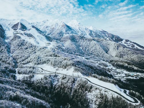 多云的天空下白雪覆盖的山脉 · 免费素材图片