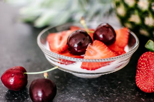 樱桃和草莓切成薄片的碗里 · 免费素材图片