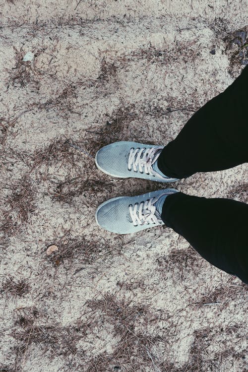 黑裤子和蓝色运动鞋对的人 · 免费素材图片