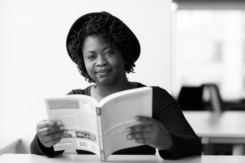 女人看书的单色摄影 · 免费素材图片