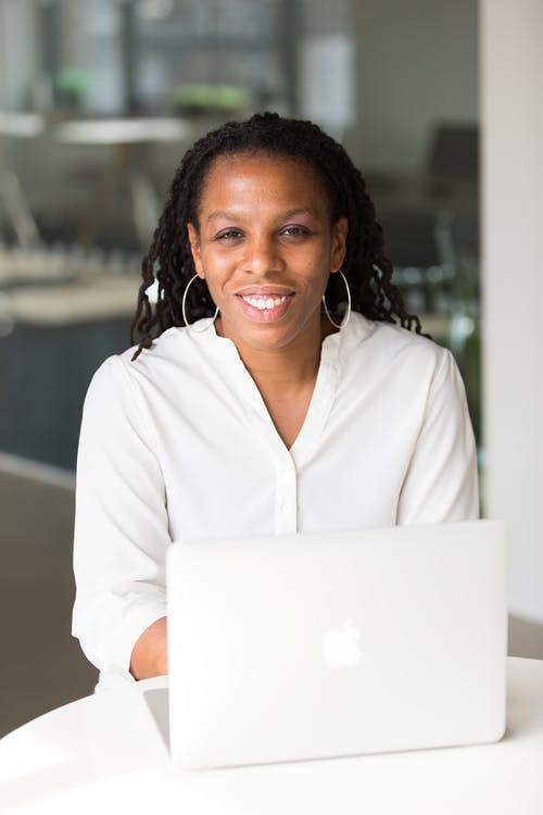 穿白色礼服衬衫的人 · 免费素材图片