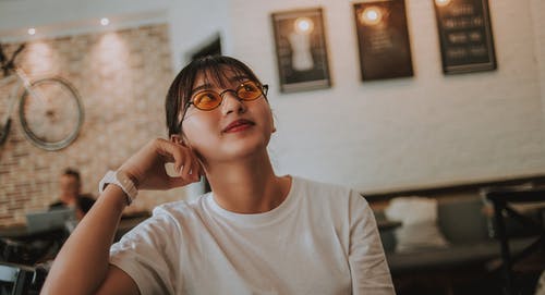 白色圆领衬衫的女人 · 免费素材图片