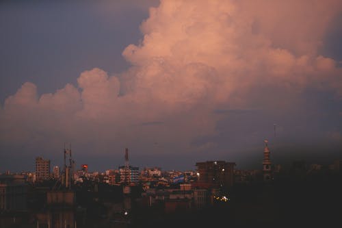 黄昏期间的城市摄影 · 免费素材图片