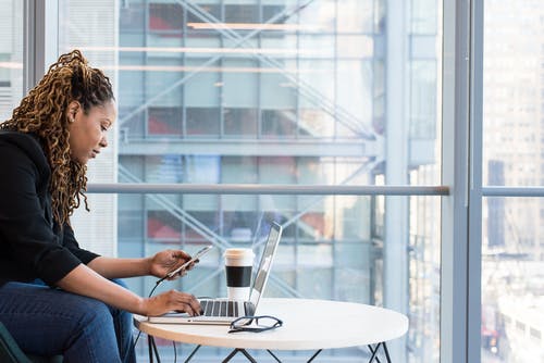 女人穿着黑色长袖衬衫 · 免费素材图片