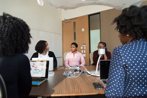 一群人在桌子旁边 · 免费素材图片