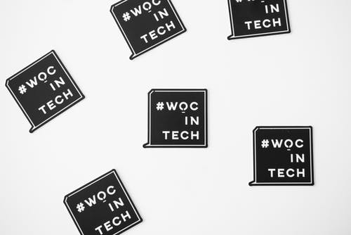 Tech文字叠加中的白色和黑色woc · 免费素材图片