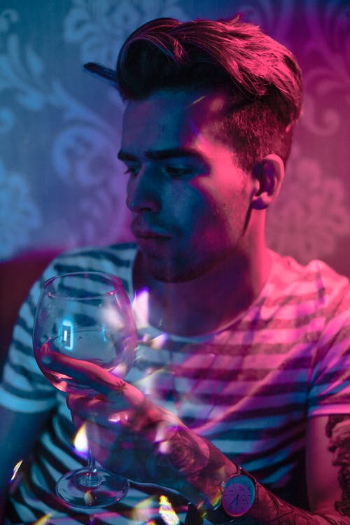 男子手持酒杯的摄影 · 免费素材图片