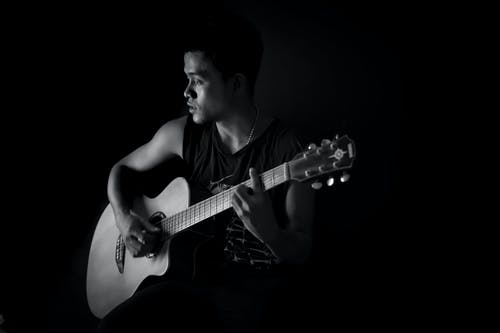 弹吉他的人的单色摄影 · 免费素材图片