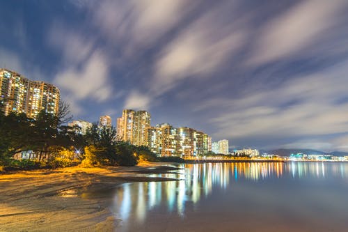 水景附近的城市景观照片 · 免费素材图片