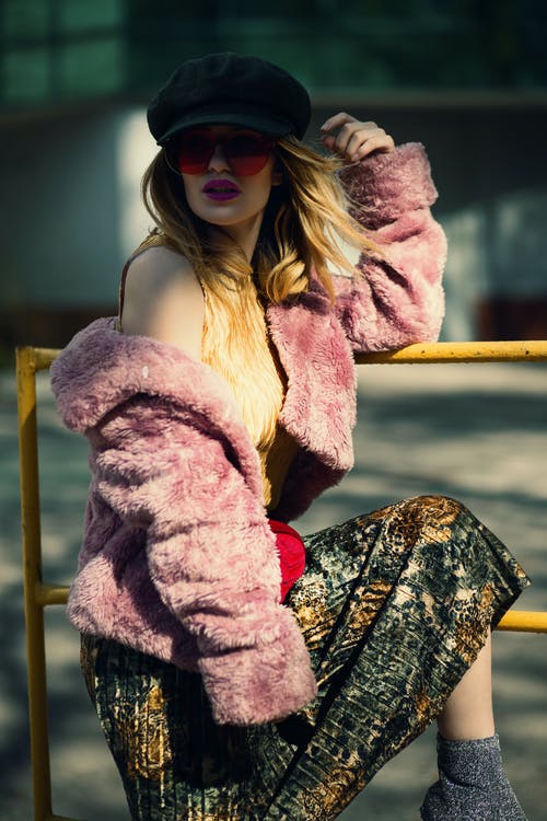 女人穿着粉红色羊皮大衣的浅焦点摄影 · 免费素材图片