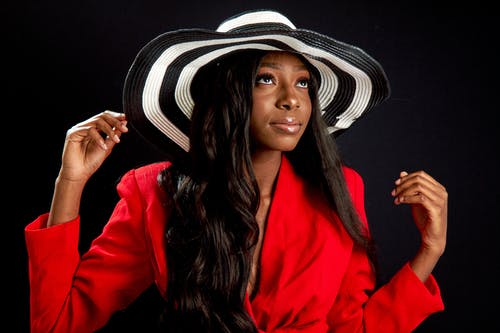 黑色和白色条纹太阳帽的女人 · 免费素材图片