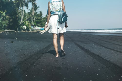 在海边散步的女人 · 免费素材图片
