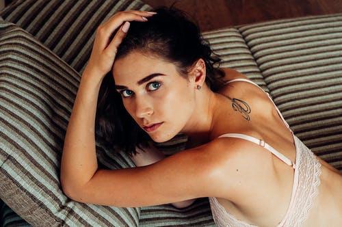 白色胸罩的女人 · 免费素材图片