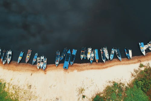 海岸线上的船 · 免费素材图片