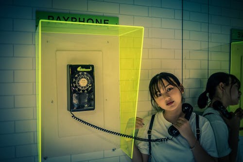 女人抱着旋转电话 · 免费素材图片