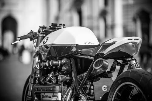 宝马摩托车的灰度摄影 · 免费素材图片