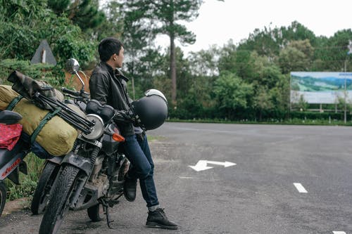 男子坐在摩托车上的照片 · 免费素材图片