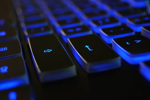 黑色和蓝色键盘的特写照片 · 免费素材图片