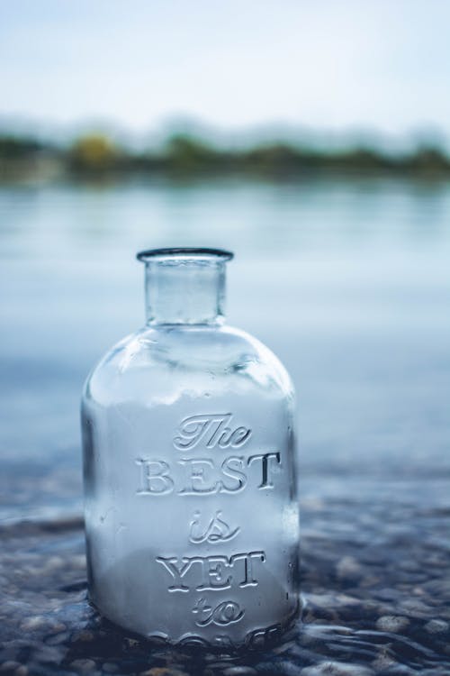 水体内的透明玻璃罐 · 免费素材图片