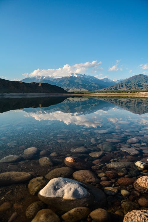 山附近水体的风景摄影 · 免费素材图片