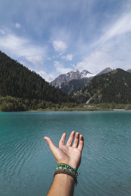 水体附近的绿色和灰色山脉 · 免费素材图片