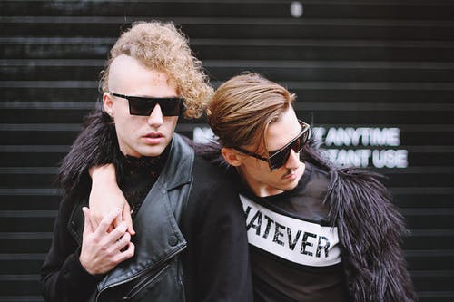 穿黑夹克的男人 · 免费素材图片