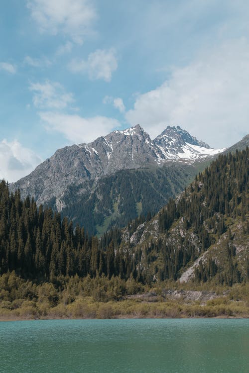 雪盖山附近的水体 · 免费素材图片