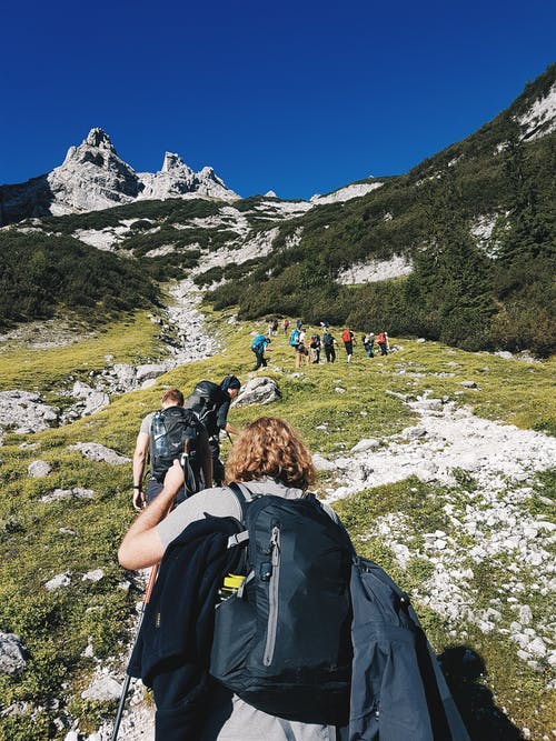 一群人在山上徒步旅行 · 免费素材图片