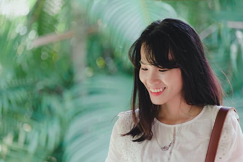 妇女佩带的白色成套装备微笑照片。 · 免费素材图片