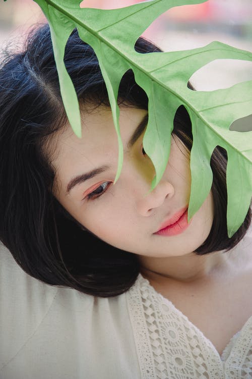 白上衣的女人 · 免费素材图片