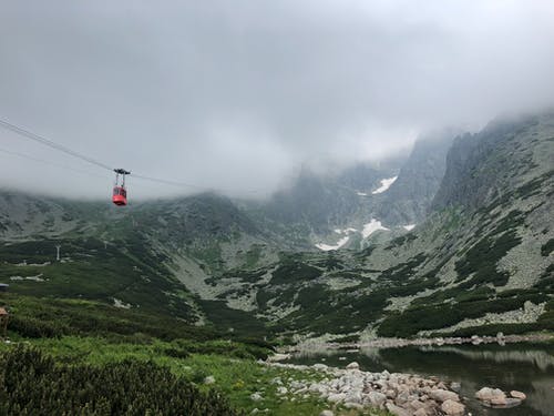 绿色和灰色的山 · 免费素材图片