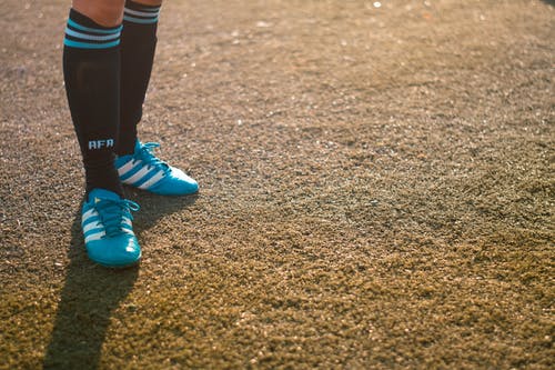 穿蓝色底脚和黑色及膝袜的人 · 免费素材图片