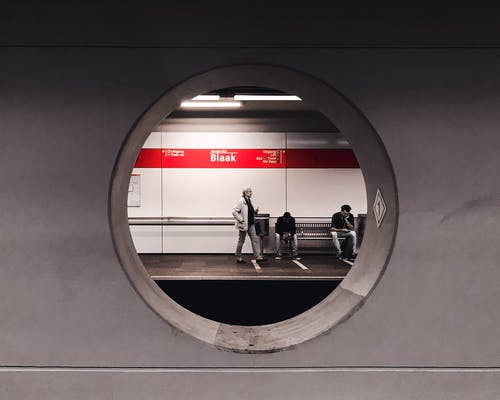 在火车站等人的灰度摄影 · 免费素材图片