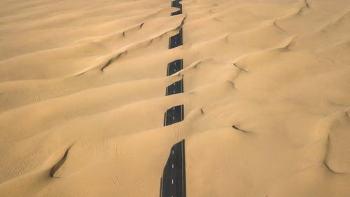 铺满沙子的路 · 免费素材图片