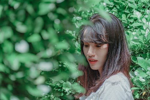 灰色上衣的女人 · 免费素材图片