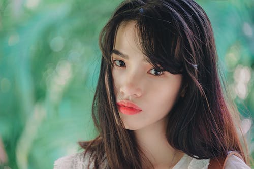 粉红色唇膏的女人 · 免费素材图片