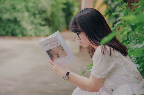 女人看书的特写摄影 · 免费素材图片