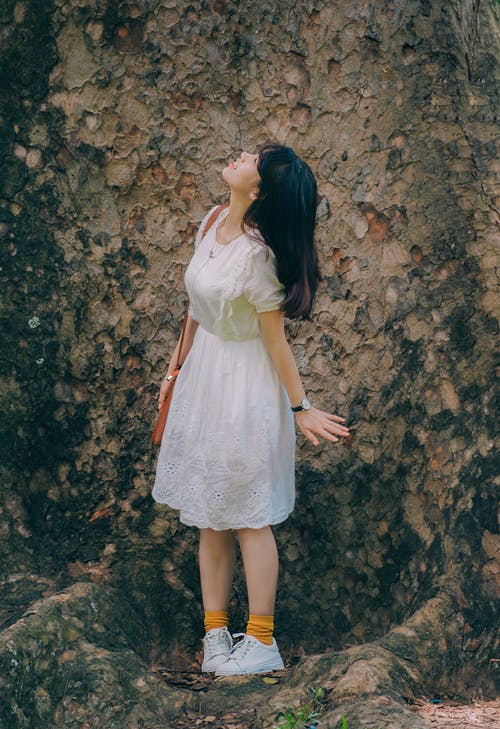 女人站在树旁的摄影 · 免费素材图片