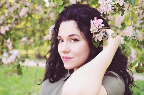 女人在粉红色的花树下 · 免费素材图片