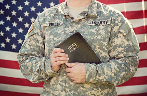 男子手持圣经 · 免费素材图片