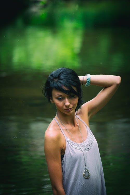 女人在河上穿灰色吊带背心 · 免费素材图片