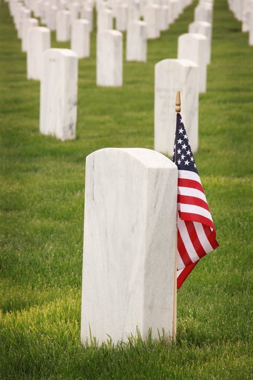 美国国旗站在墓附近 · 免费素材图片