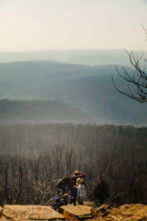 一群人在山顶 · 免费素材图片
