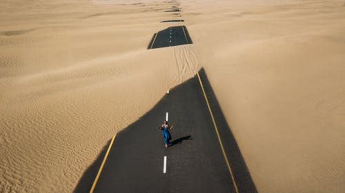 鸟瞰沙漠中路的鸟瞰图摄影 · 免费素材图片