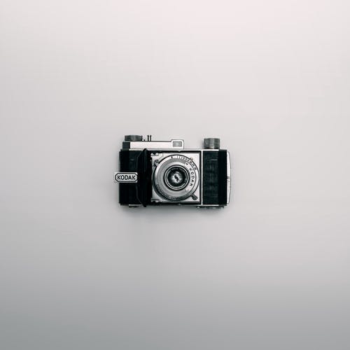 黑色和灰色柯达相机 · 免费素材图片