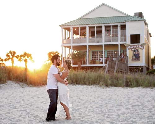 男人和女人互相拥抱 · 免费素材图片