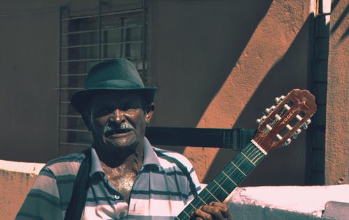 弹古典吉他的人 · 免费素材图片