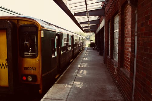 铁路上的黄色火车 · 免费素材图片