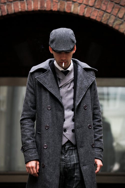 穿着灰色外套的男人的摄影 · 免费素材图片